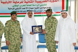 دعيج العتيبي يسلم الكاس بحضور عبيد العصيمي
