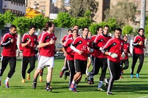 حارس منتخب مصر عصام الحضري يتقدم اللاعبين في التدريب
