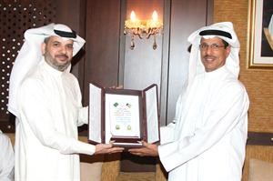 تكريم احد اعضاء الوفد﻿
