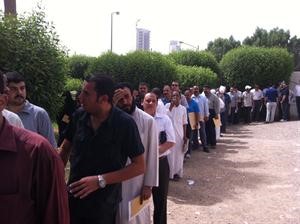 حضور حاشد من المصريين للادلاء باصواتهم رغم حرارة الجو