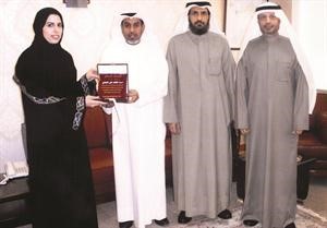 مفهد الشعلة يكرم فاطمة العماني﻿