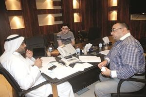 مفارس العنزي في حديث مع مدير التحرير الزميل محمد الحسيني والزميل اسامة دياب﻿