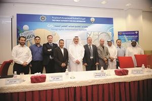 العسعوسي مع عدد من المشاركين في نظام المعلومات الجغرافية GISهاني عبدالله﻿