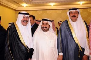 الزميل نافل الحميدان يتوسط مسلط الهذال واحمد الجربا﻿