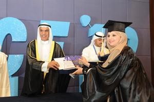 السعدون مكرما احدى الخريجات﻿