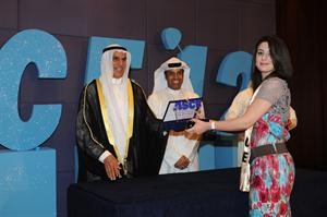  ودرع تكريمية لاحدى الخريجات﻿