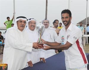 محمد بوربيع يتسلم كاس الجالس من الفهد
