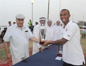 محمد الباز يتسلم كاس الستوك من الغانم