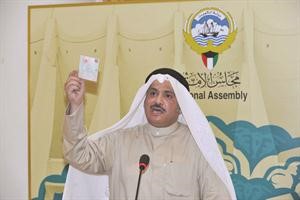 محمد الجويهل يرفع دفتر ملكية سيارته في مجلس الامة امس ﻿