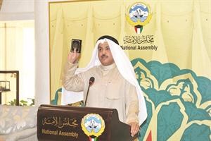 محمد الجويهل رافعا المصحف ومقسما انه لم يبصق على المطر متين غوزال﻿
