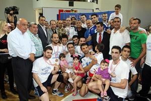 فريق الشبيبة البوشرية فرحا بكاس لبنان للطائرة 	عدنان الحاج علي﻿