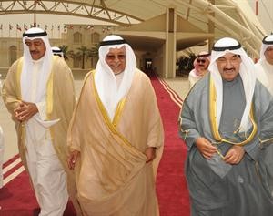 سمو الشيخ ناصر المحمد ممثل صاحب السمو الامير لدى مغادرته وفي وداعه الشيخ علي الجراح وفيصل الحجي﻿