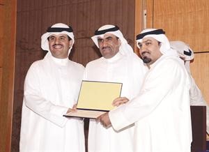 والخليفة مكرما الانباء