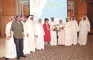 لقطة جماعية لفرقة المسرح الكويتي اثناء تكريمهم للشيخ دعيج الخليفة