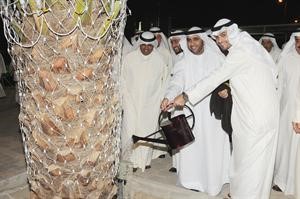 الوزير انس الصالح يسقي نخلة خلال تدشين المشروع 	انور الكندري﻿