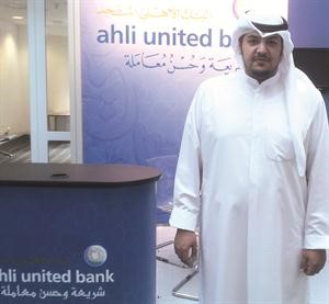 شاب كويتي في زيارة جناح المتحد بالمعرض
