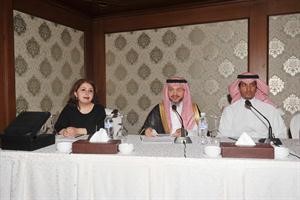 نبيل بن امين ملا مترئسا جانبا من ورشة العمل	متين غوزال﻿