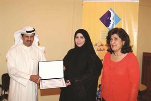 بدر الديحاني يكرم احدى المشاركات بحضور دسهام الفريح﻿