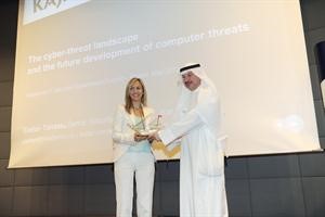 عبداللطيف السريع مكرما احدى المشاركات﻿