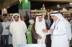 عبدالمحسن المزيدي خلال جولة في المعرض
