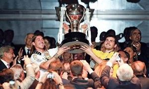 كابتن ريال مدريد ايكر كاسياس والمدافع سيرجيو راموس يرفعان كاس الدوري الاسباني افپ