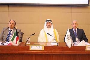 الشيخ نمر الصباح متوسطا دالحسن احزاين وكاغان اكدوجان خلال افتتاح اعمال الندوة﻿