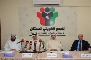 د علي العمير وطه الفراج وسامي النصف ود شفيق الغبرا خلال الندوة
