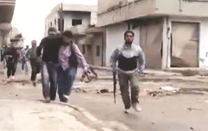 صورة ماخوذة عن الفيديو تظهر عناصر من الجيش السوري الحر في الرستن اپ