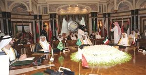خادم الحرمين الشريفين الملك عبدالله بن عبدالعزيز وصاحب السمو الامير الشيخ صباح الاحمد والشيخ محمد بن راشد ال مكتوم وعبداللطيف الزياني خلال الاجتماع