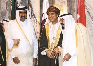 خادم الحرمين الشريفين والشيخ حمد بن خليفة ال ثاني وفهد بن محمود السعيد