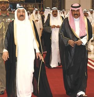 صاحب السمو الامير لدى عودته الى البلاد وفي استقباله سمو ولي العهد الشيخ نواف الاحمد والشيخ فيصل السعود