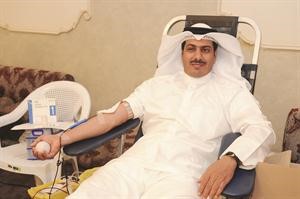 مساعد بن جبران يتبرع بدمه