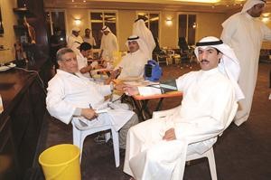 احد المتبرعين خلال عملية الفحص