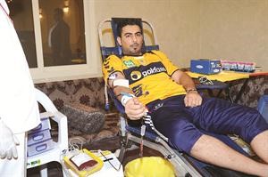 احد الشباب يتبرع بدمه