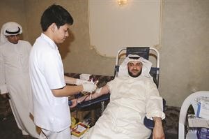 دمحمد الكندري يبدا عملية التبرع بالدم اسامة ابوعطية