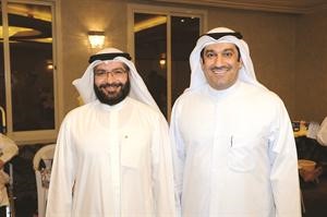 احمد الشحومي مع فيصل المطر بعد تبرعه بالدم