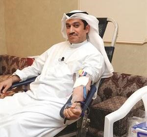 احمد الشحومي يبدا عملية التبرع بدمه