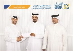 علي البغلي يسلم شيك المساهمة﻿