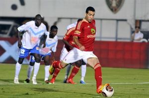 لاعب الاهلي محمد ابوتريكة يسدد ركلة الجزاء