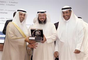 دنايف الحجرف ودناجي المطيري يكرمان احد المتميزين﻿