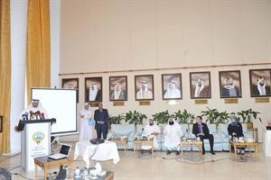 وزير الصحة متحدثا للحضور ويبدو نائب الرئيس خالد السلطان ومبارك الوعلان وطاقم الصحة