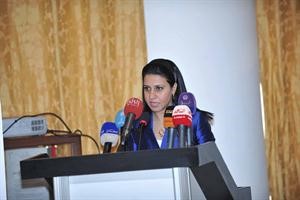 طبيبة تتحدث لتوعية الحضور
