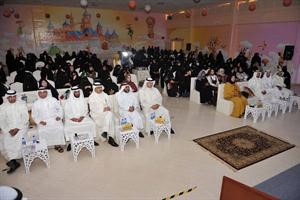 دحمد المطر متقدما الحضور خلال الاوبريت البيئي 