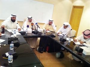 زيد العازمي ومانع العجمي خلال المؤتمر الصحافي
