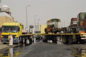 جانب من عملية رفع السيارات المهملة
