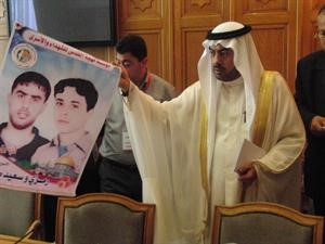 علي الدقباسي يرفع صورة لبعض الاسرى 
