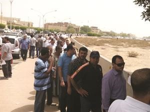 حضور حاشد خارج اسوار السفارة المصرية