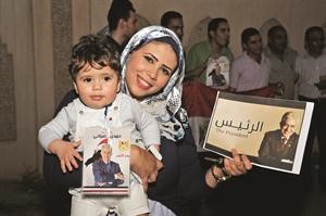 حمزة زهرة مصرية بعد تصويت والدته في السفارة ويرفعان صورة صباحي