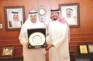 الشيخ سلمان الحمود يتسلم درعا تقديرية من الشيخ علي الخالد﻿