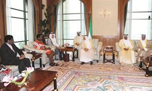 صاحب السمو الامير خلال لقائه رئيس برلمان سوازيلاند بحضور سمو ولي العهد الشيخ نواف الاحمد واحمد السعدون﻿